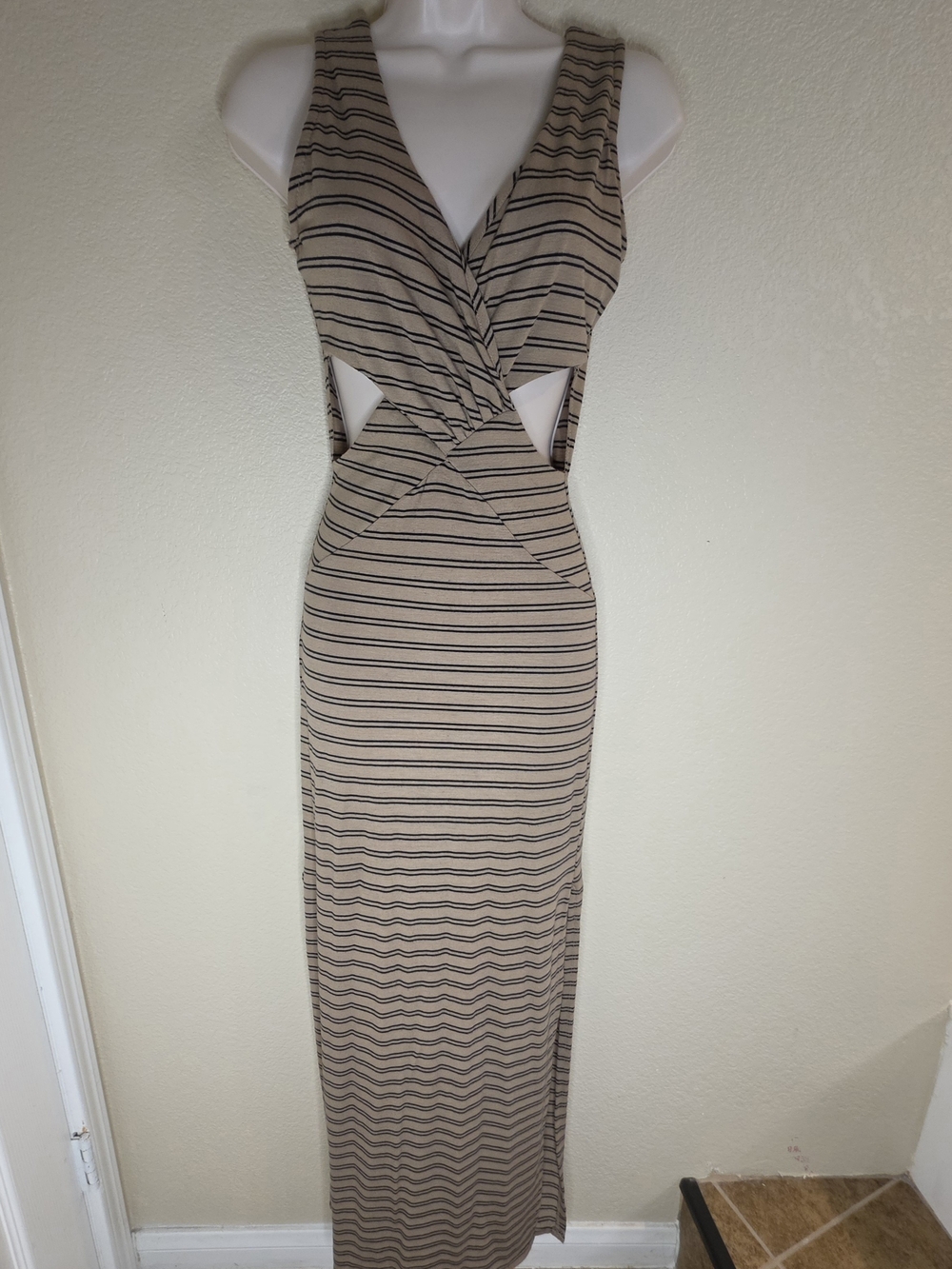 Women’s Cutout Striped Maxi Dress Size Small Beige Black